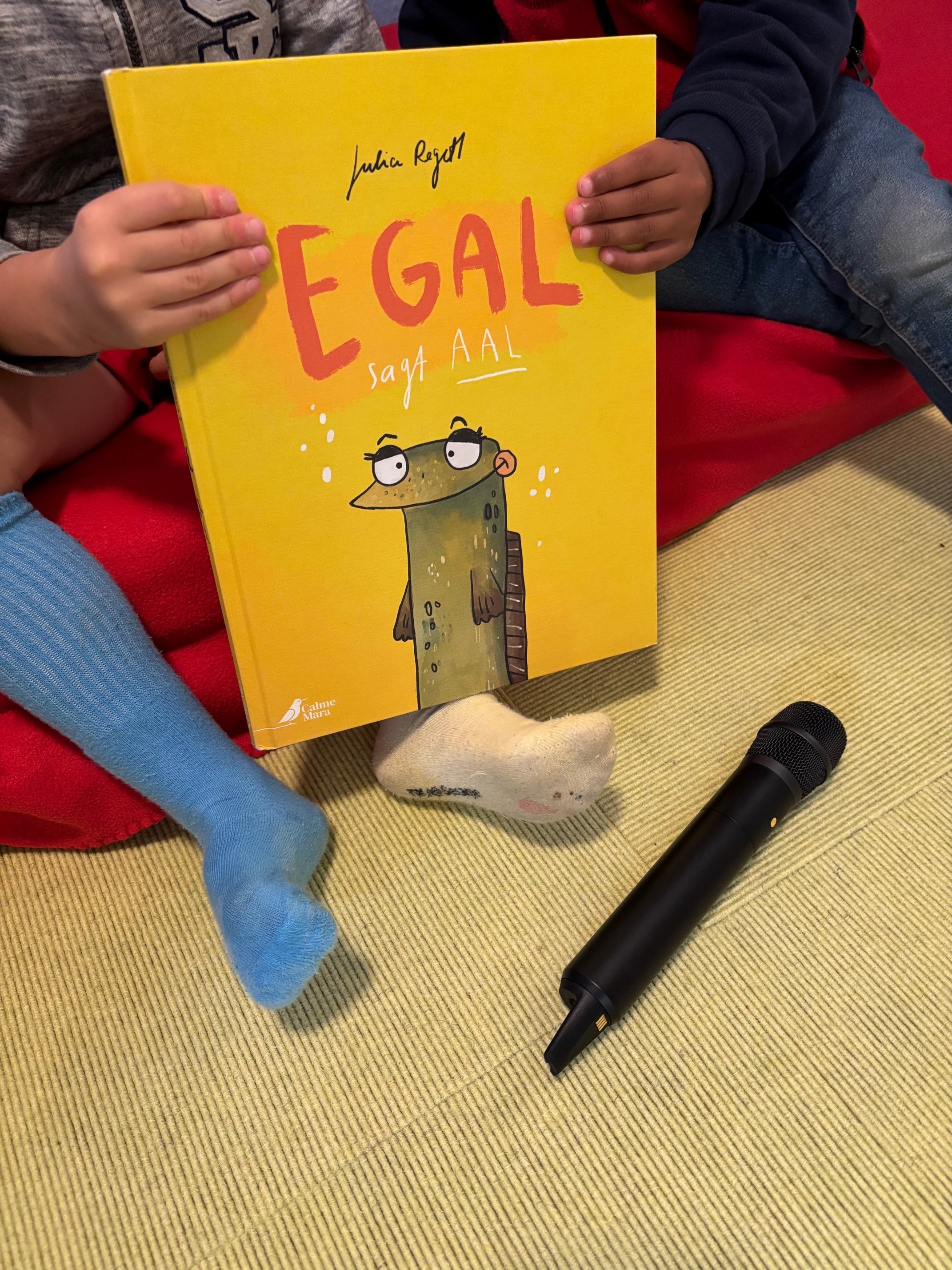 Kinder aus der TaPs halten das Buch Egal sagt Aal