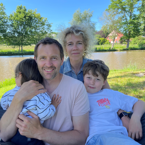 Familienfoto einer Pflegefamilie, die durch PiB betreut wird