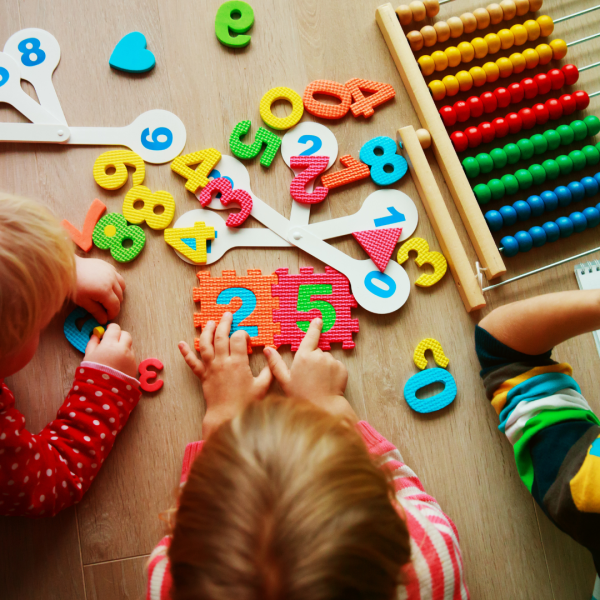 Kinder spielen mit Zahlen aus Schaumstoff